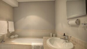 Combined shower/tub - Clifton Breeze (Cape Town)