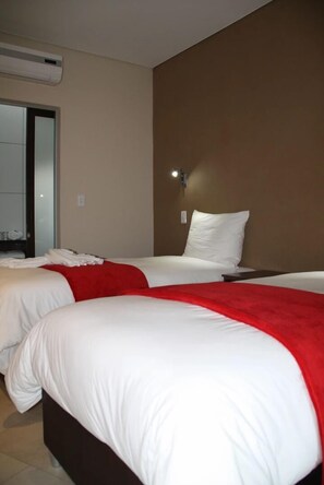 Chambre Standard Double ou avec lits jumeaux | Coffres-forts dans les chambres, Wi-Fi gratuit