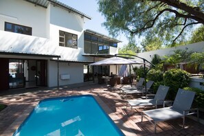 Outdoor pool - Montebello Guesthouse (Windhoek)