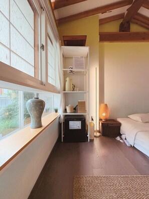 Comfort Room, 1 Queen Bed (6-Earth)