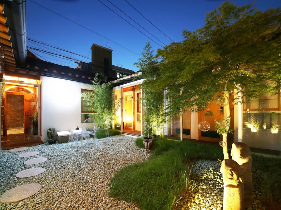 Perhehuone, 2 parisänkyä, näköala pihalle | Näkymä puutarhaan