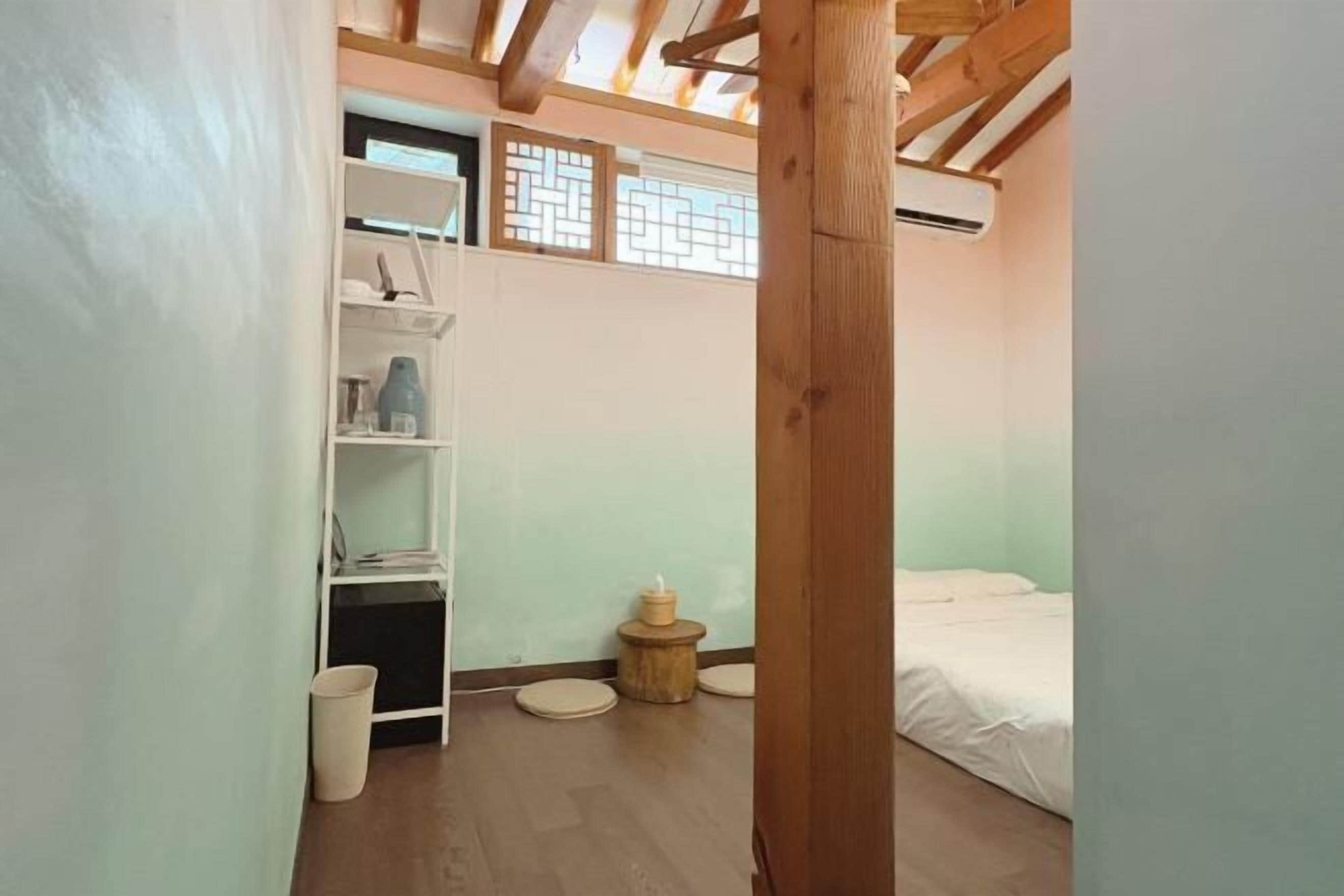 Premium bedding, iron/ironing board, free WiFi, bed sheets