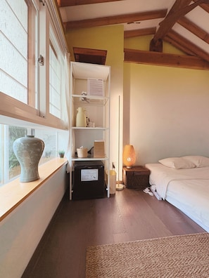 Comfort Room, 1 Queen Bed (6-Earth) | Premium bedding, iron/ironing board, free WiFi, bed sheets