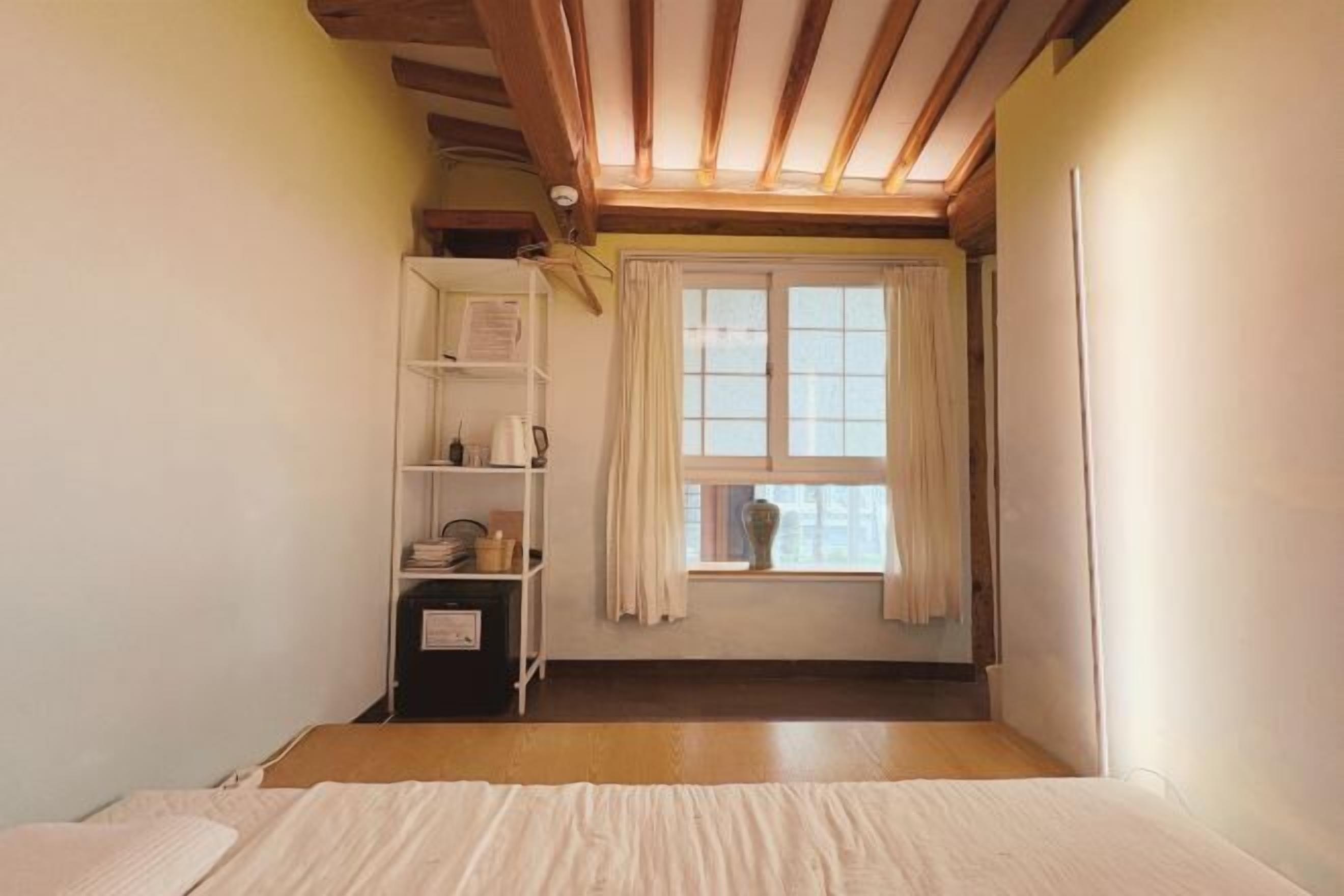 Premium bedding, iron/ironing board, free WiFi, bed sheets