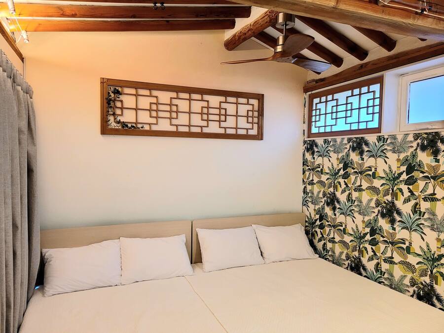 Ropa de cama de alta calidad y tabla de planchar con plancha