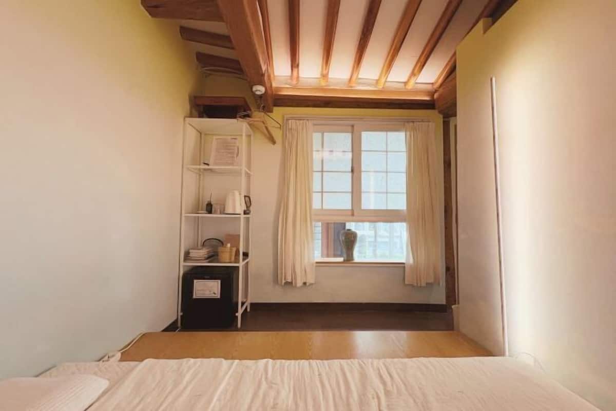 Premium bedding, iron/ironing board, free WiFi, bed sheets