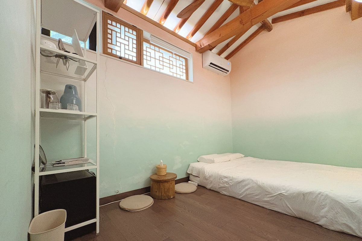 Signature Room (7-Sun)