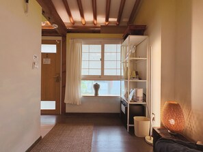 Comfort Room, 1 Queen Bed (6-Earth) | Ropa de cama de alta calidad, tabla de planchar con plancha, wifi gratis