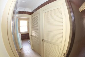 Shower, free toiletries, towels - Peg Leg Darling Harbour (Pyrmont)