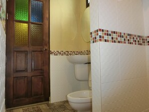 Villa clásica, 1 cama King size, vista a la colina, en el área del jardín | Baño | Regadera, amenidades de baño gratuitas, secadora de cabello, toallas
