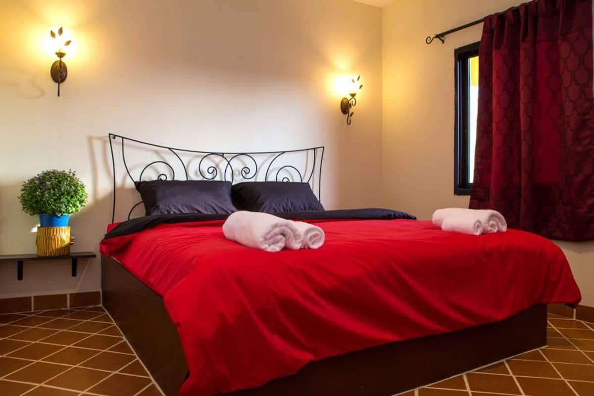 Habitación estándar, 1 cama King size, vista a la montaña, en el área del patio | Minibar, escritorio, camas extra y wifi gratis
