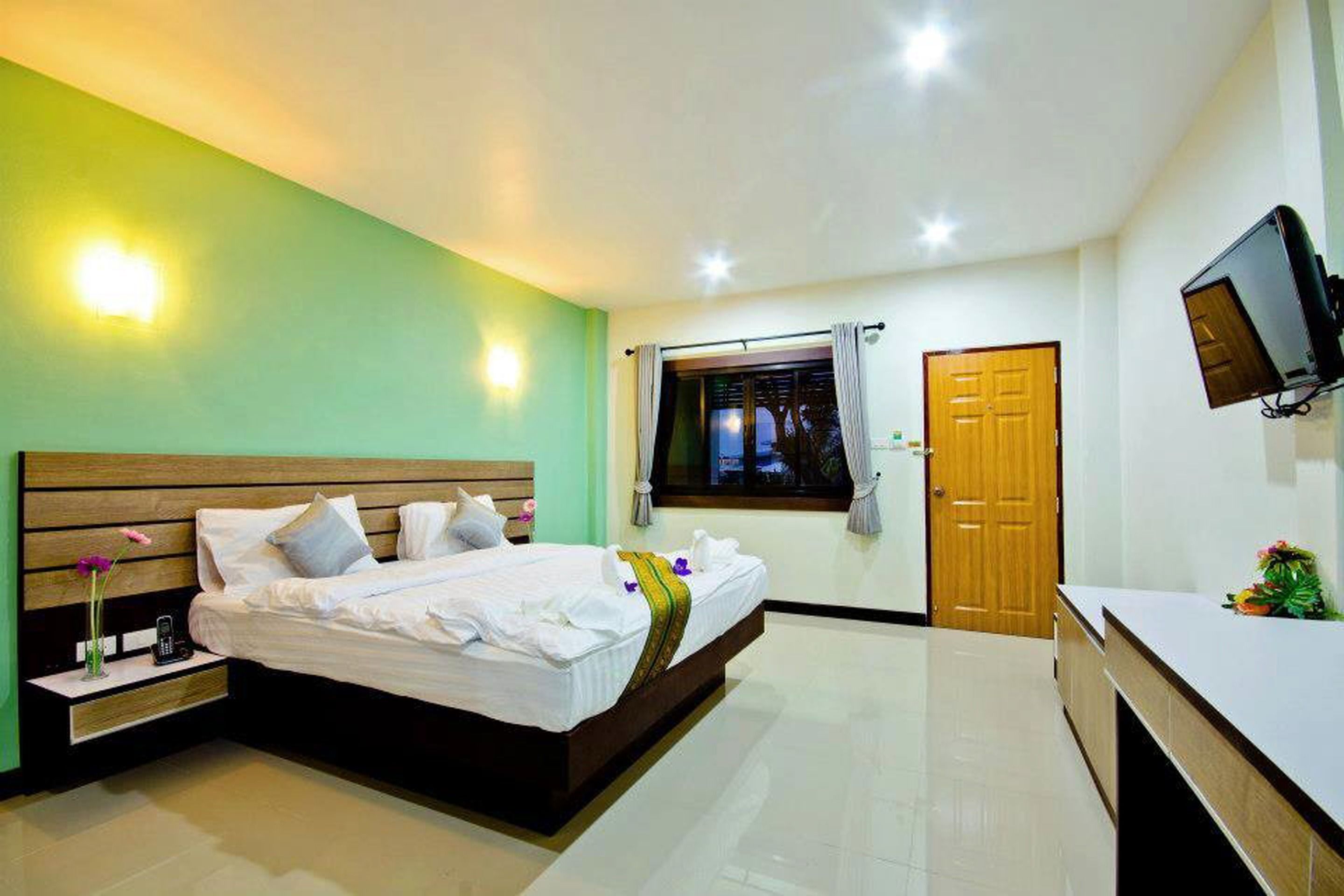 standard double room | minibar, in-room safe, desk, free wifi