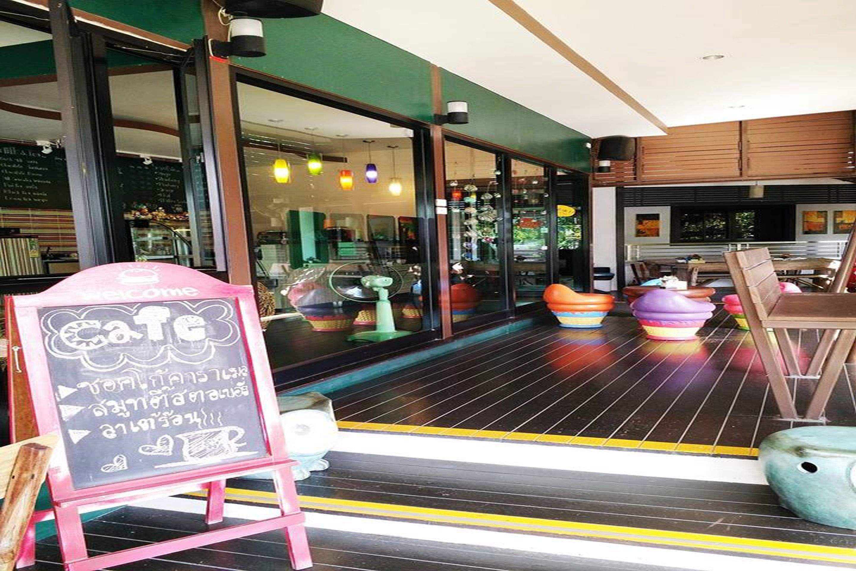 Breakfast, lunch, dinner served; Thai cuisine 