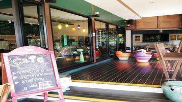 Breakfast, lunch, dinner served; Thai cuisine