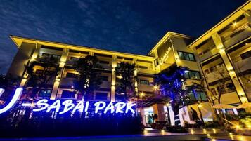 Fachada de la propiedad por la tarde o noche