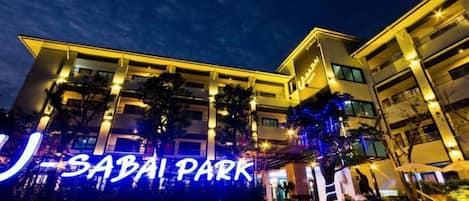 Un edificio moderno con un cartel que dice 'SABAI PARK' de noche.