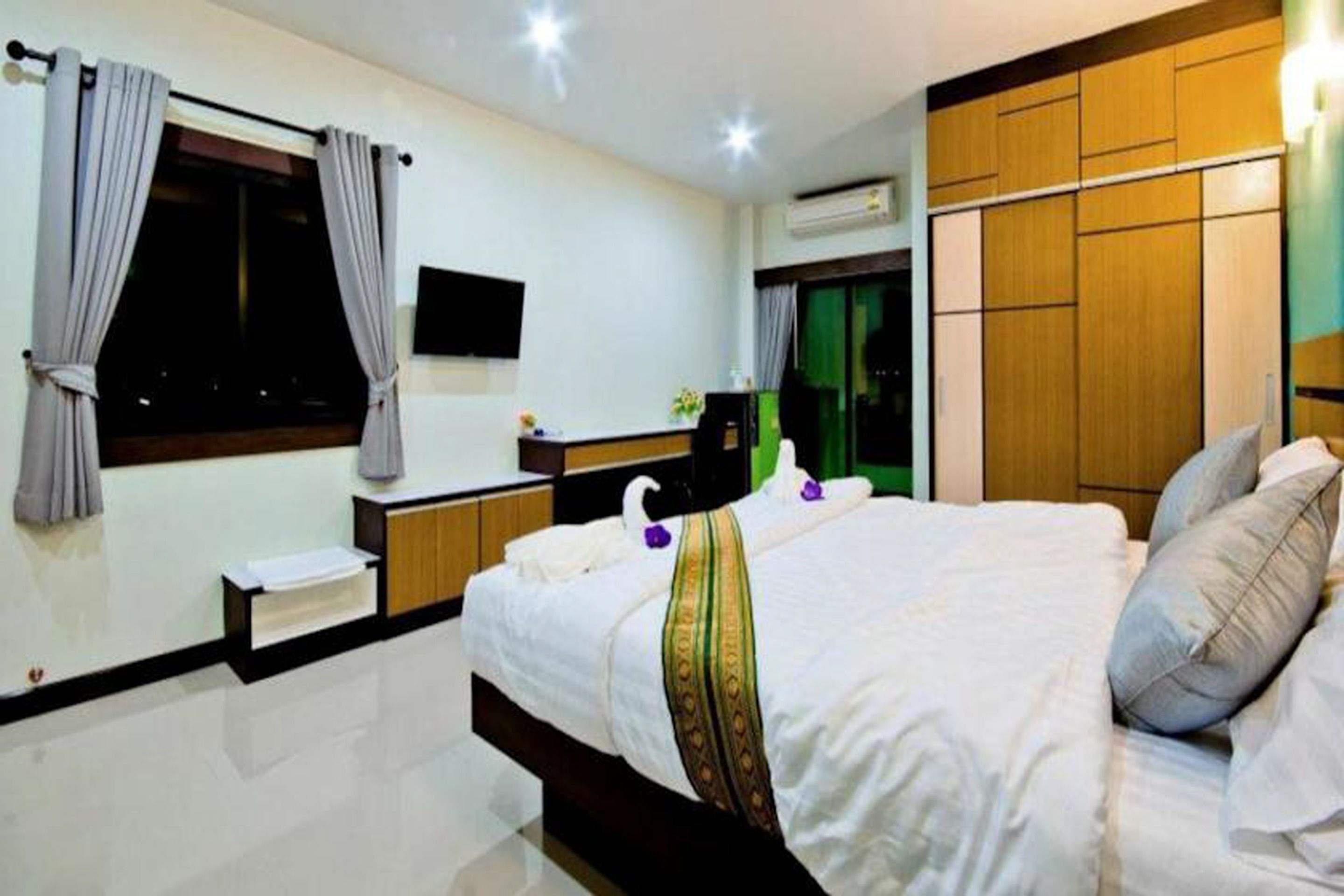 standard double room | minibar, in-room safe, desk, free wifi