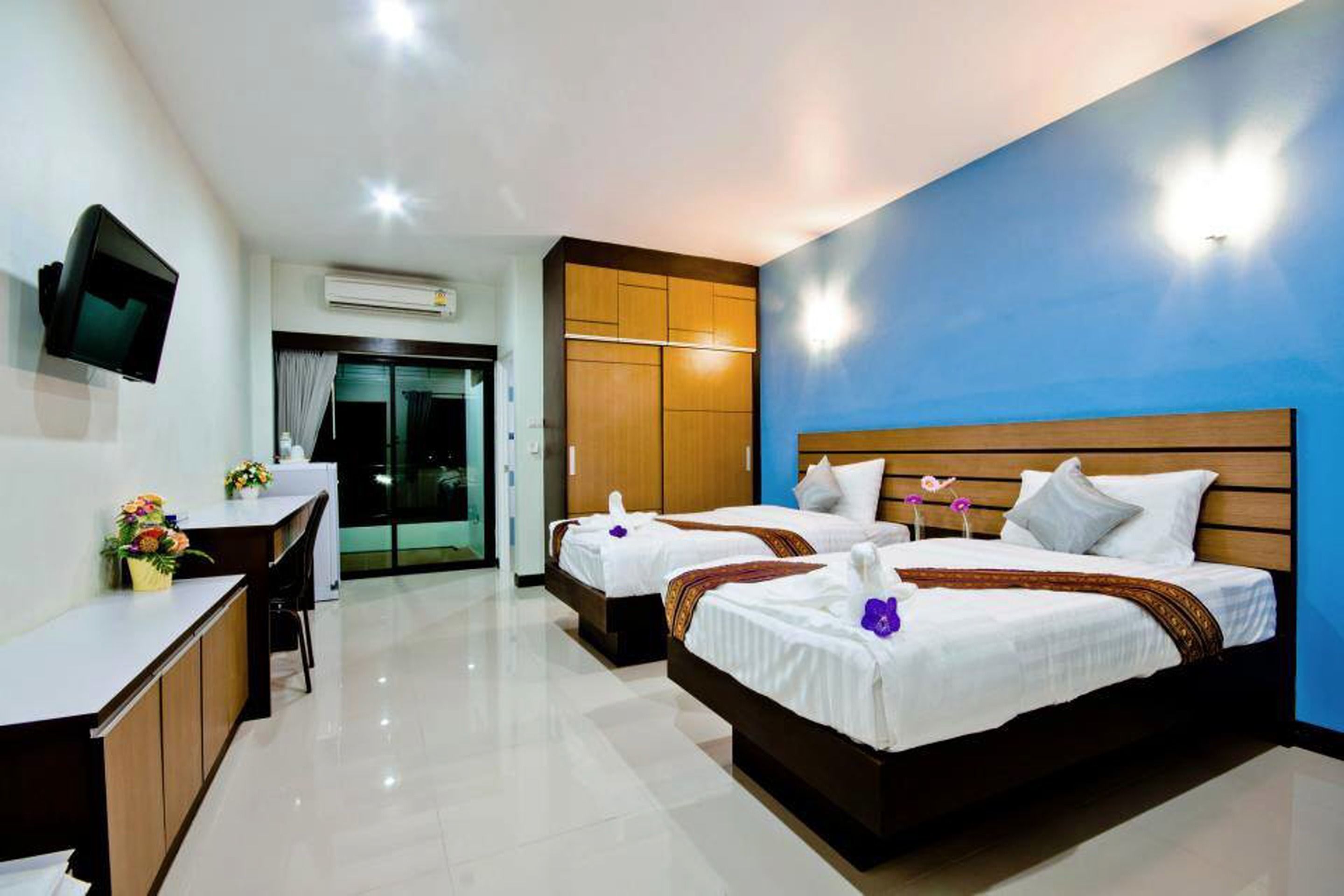 standard twin room | minibar, in-room safe, desk, free wifi