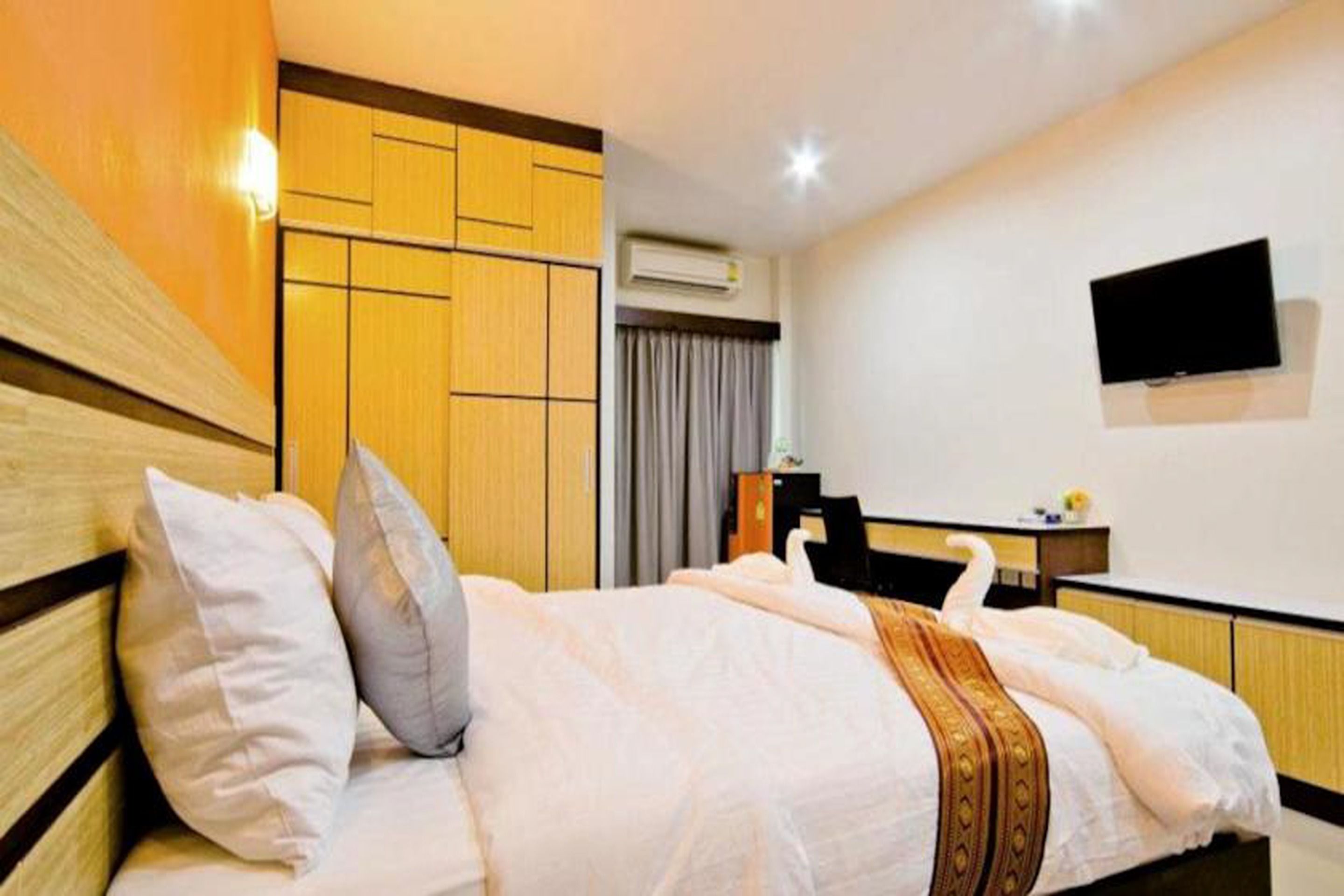 standard double room | minibar, in-room safe, desk, free wifi