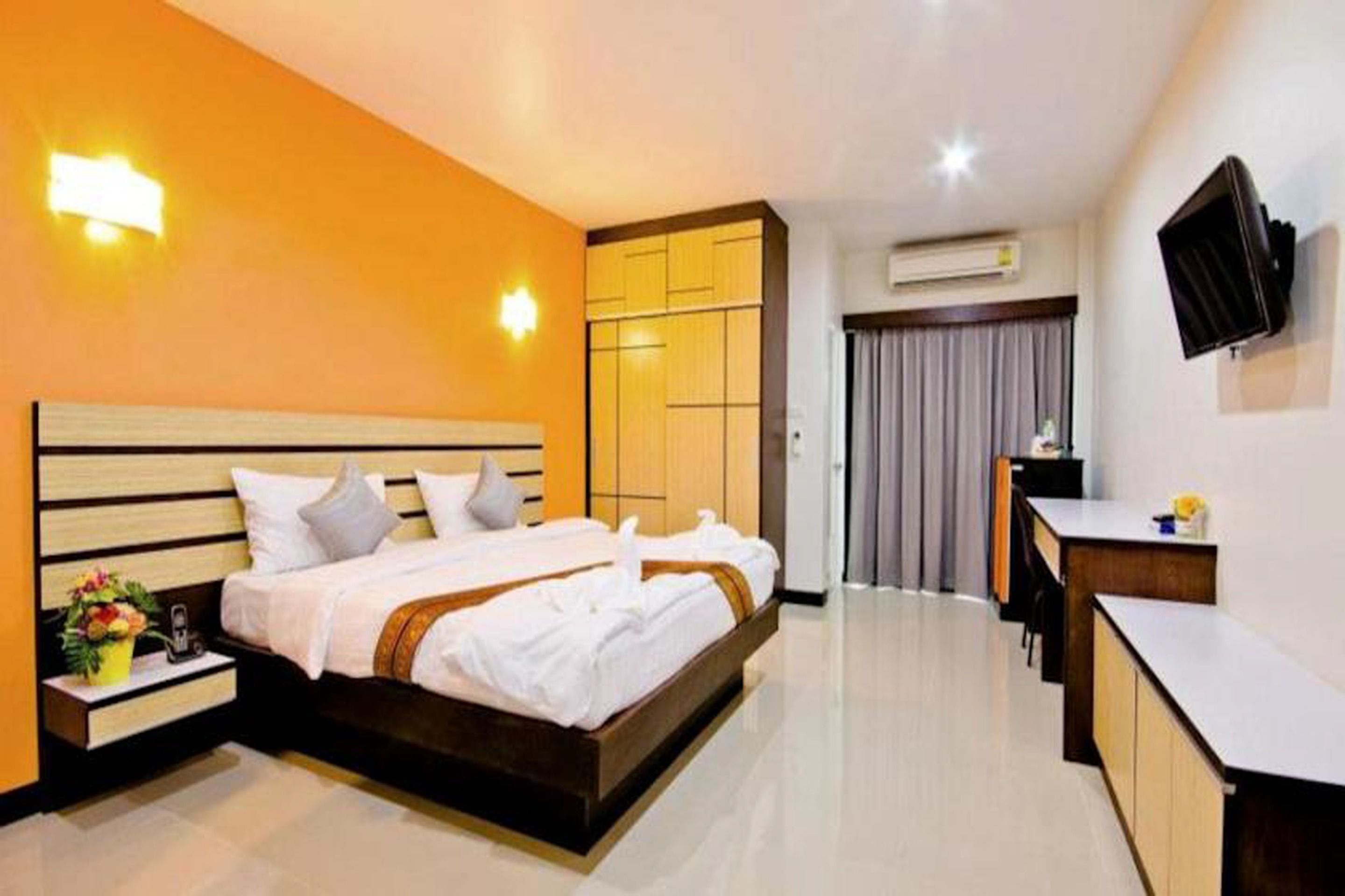 standard double room | minibar, in-room safe, desk, free wifi