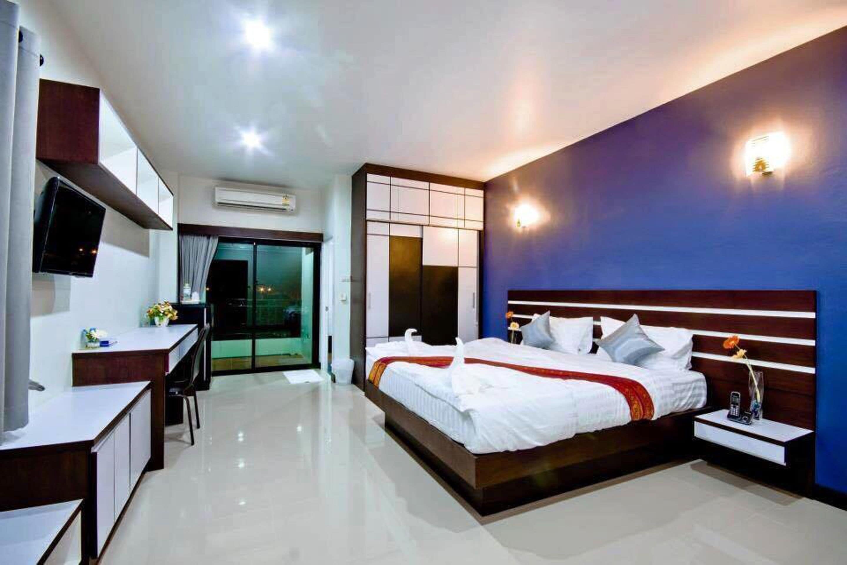 standard double room | minibar, in-room safe, desk, free wifi