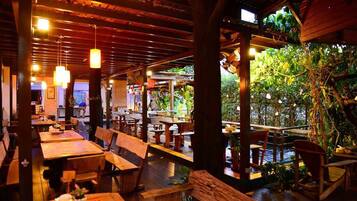 Breakfast, lunch, dinner served; Thai cuisine