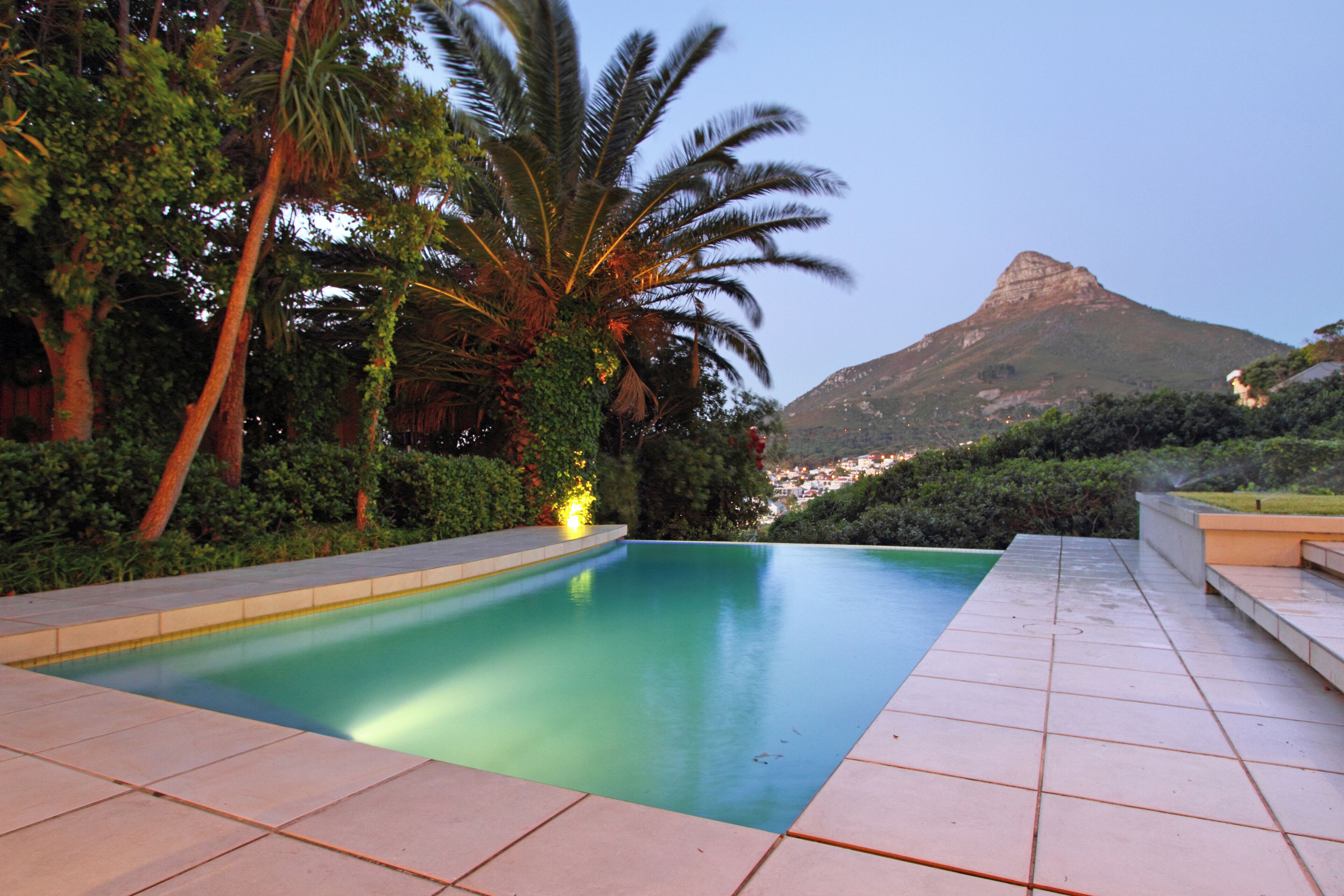 Ein Schwimmbad mit Bergblick.