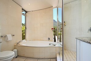 Luxury Penthouse | Bathroom | Separate bathtub and shower, hair dryer, towels, soap - Lion's View (Cape Town)