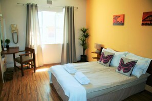 Premium bedding, in-room safe, desk, free WiFi - Omaruru Guesthouse (Omaruru)