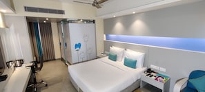 Minibar, brankas, meja kerja, dan kedap suara