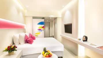 Minibar, caja de seguridad en la habitación y escritorio