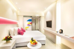 Minibar, caja de seguridad en la habitación y escritorio 