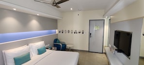 Minibar, brankas, meja kerja, dan kedap suara