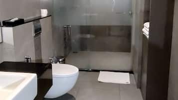 Habitación doble superior, 1 habitación | Baño | Regadera, amenidades de baño gratuitas, secadora de cabello, toallas