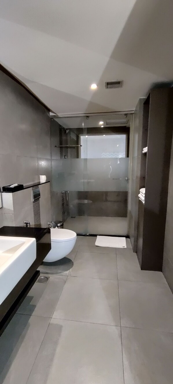 Habitación doble superior, 1 habitación | Baño | Ducha, artículos de higiene personal gratuitos y secador de pelo