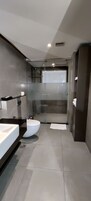 Ducha, artículos de tocador gratuitos, secador de pelo, toallas
