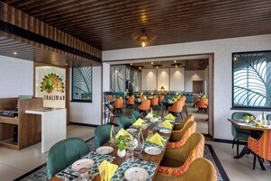 Un restaurante con una larga mesa de comedor, numerosas sillas y una recepción.
