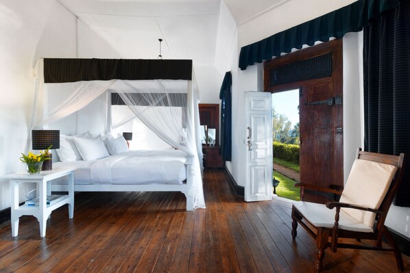 Farquharson (Double room) | In-room safe, desk, free WiFi, bed sheets - Scottish Planter Glendevon Bungalow (Walapane)