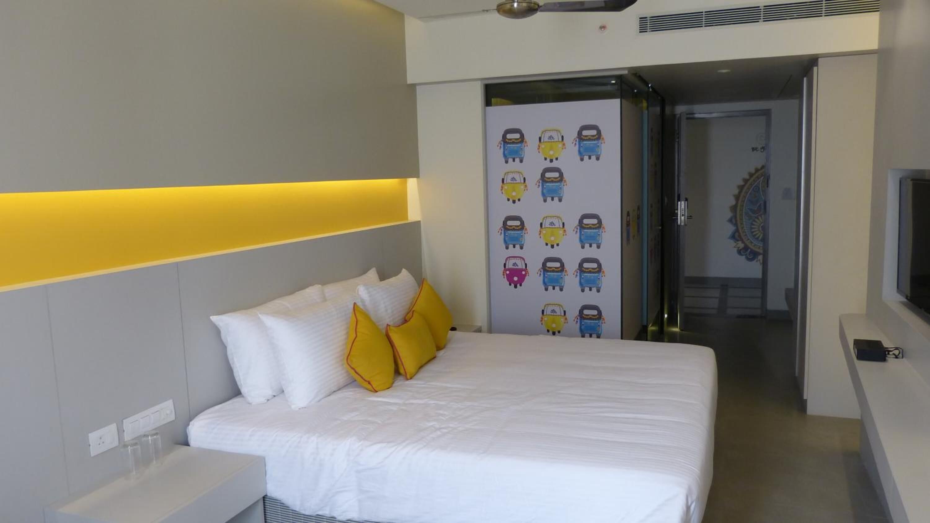 deluxe double or twin room, 1 bedroom | minibar, desk, soundproofing, rollaway beds