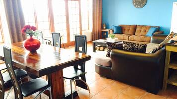 Daily English breakfast (ZAR 100 per person)