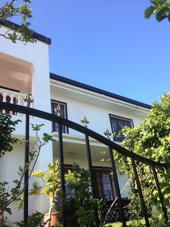 Vista frontal de la propiedad