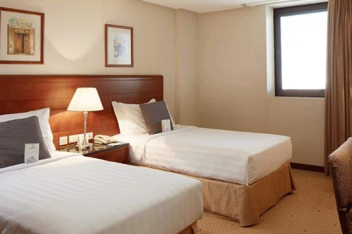 1 bedroom, Egyptian cotton sheets, premium bedding, down comforters