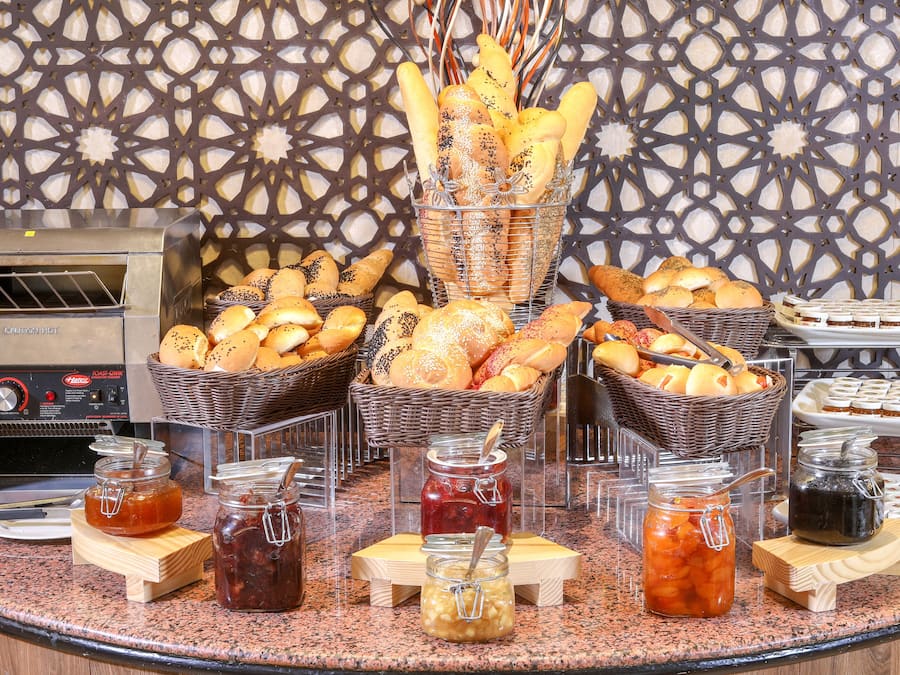 Aperto a colazione, pranzo e cena, cucina internazionale