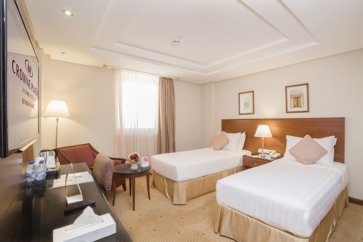 1 bedroom, Egyptian cotton sheets, premium bedding, down comforters