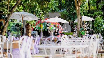 Se sirven almuerzos y cenas; cocina internacional; con vista al jardín