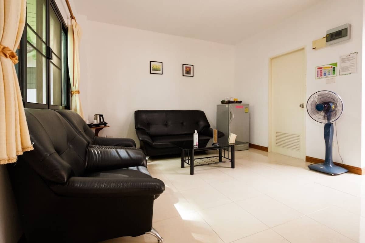 Deluxe Triple Room | Living area