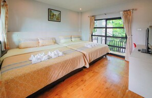 Studio Family | Premium bedding, minibar, desk, laptop workspace
