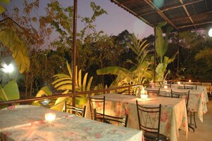 Se sirven almuerzos y cenas; cocina internacional; con vista al jardín