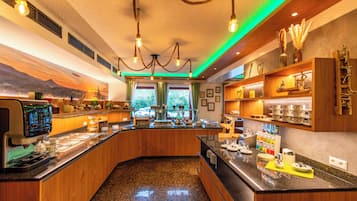 Tägliches Frühstücksbuffet (9 EUR pro Person)