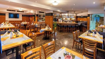 2 restaurants, breakfast, lunch, dinner served; Regional cuisine